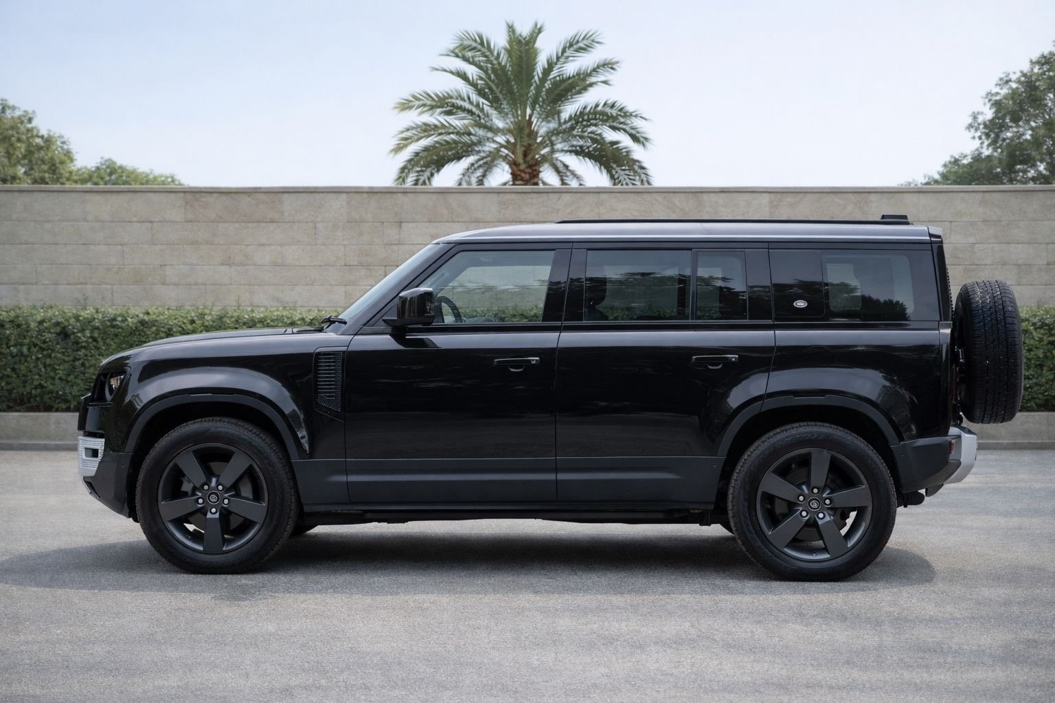 Land Rover Defender 110 HSE (5 seater)